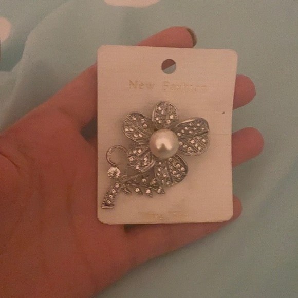 Jewelry - New brooch with tag